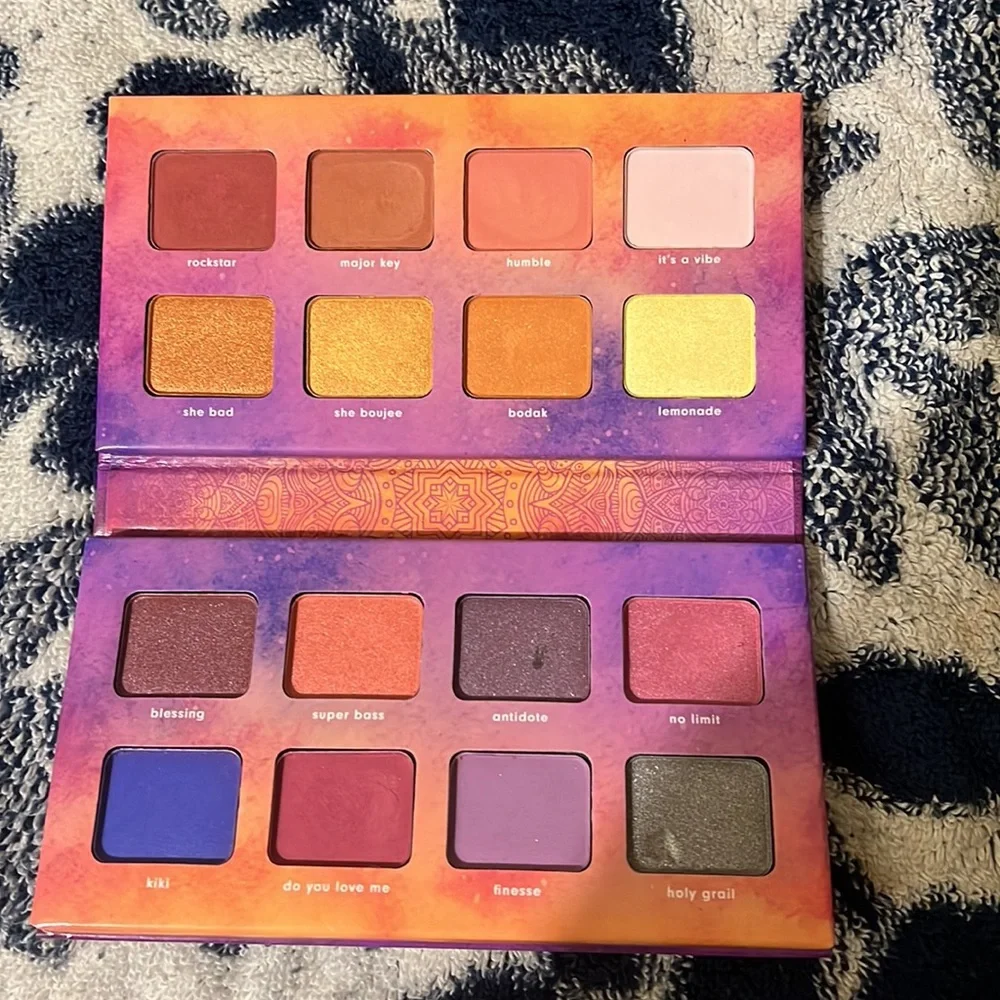 Eyeshadow - Picture 2 of 2